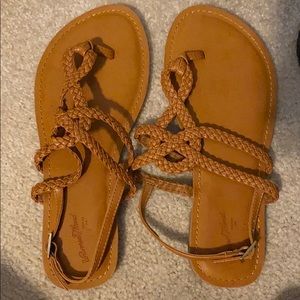 Universal thread brown sandals 7.5 Wide